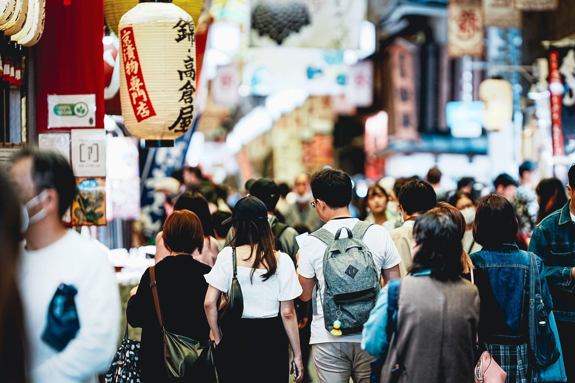Menschenmenge auf einem Markt in Japan