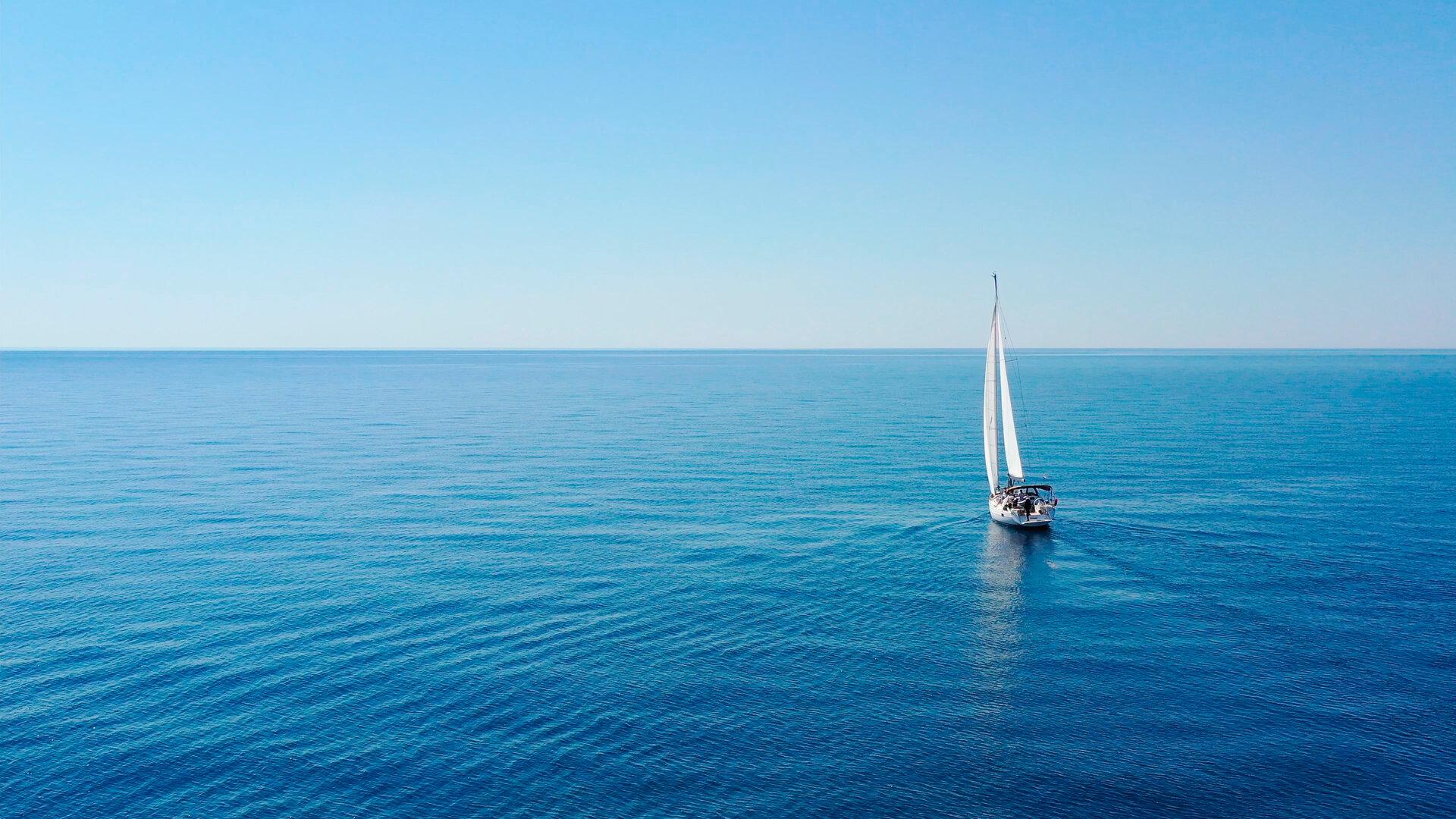 Luftaufnahme einer segelnden Luxusyacht auf offenem Meer an einem sonnigen Tag in Kroatien, Ansicht von einer Drohne