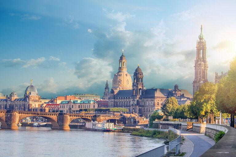Stadtbild von Dresden an der Elbe und Augustusbrücke, Dresden, Sachsen, Deutschland