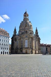 Frauenkirche Dresden ohne Personen menschenleer mit Textfreiraum im Sommer und leerer Marktplatz