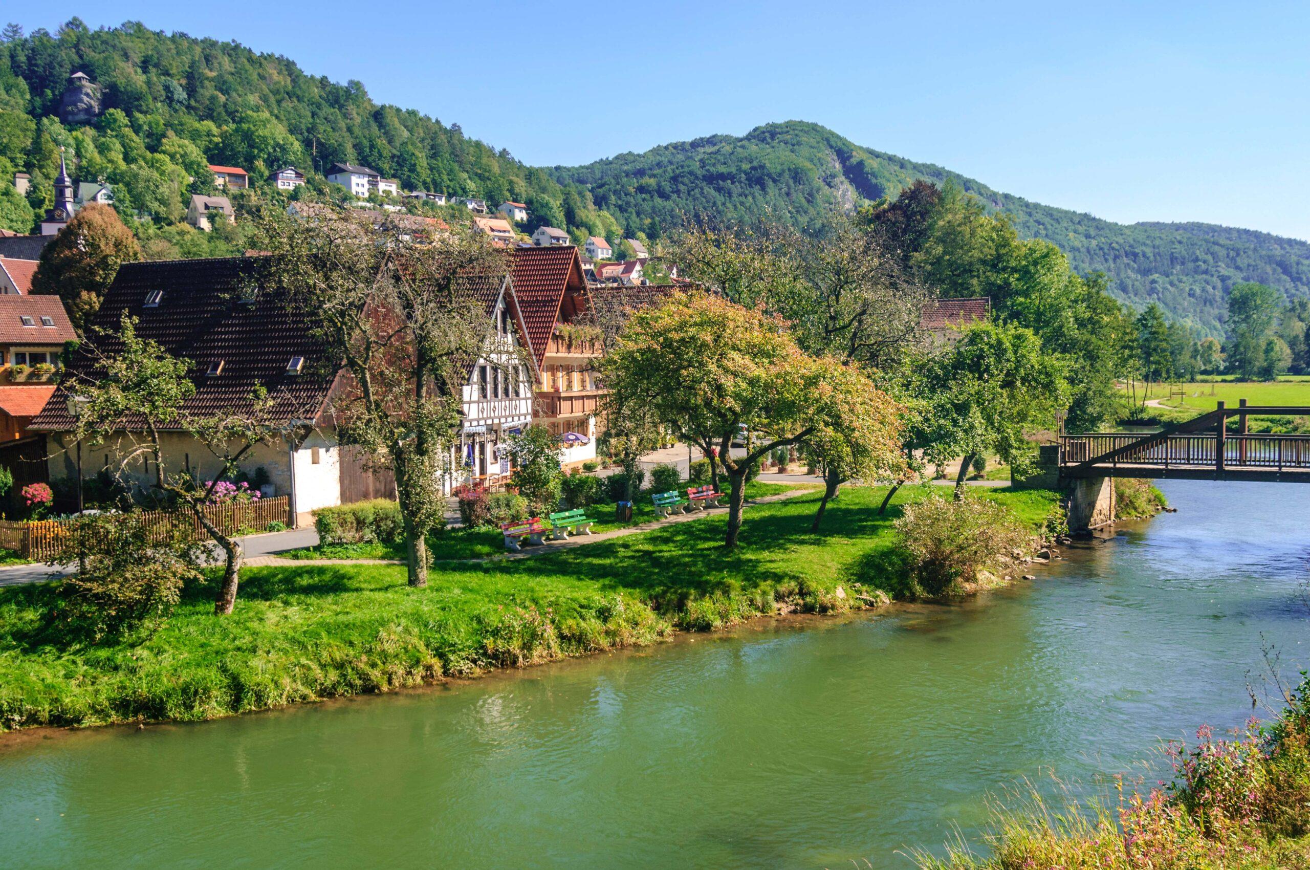 Blick auf den kleinen Ort Muggendorf im Wiesenttal in der fränkischen Schweiz