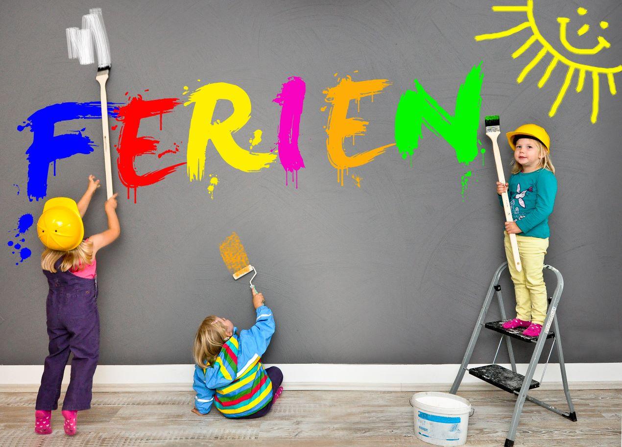 Drei Kinder bemalen eine Wand mit buntem Schriftzug 'Ferien', kreative Aktivitäten während der Ferienbetreuung im Familienurlaub.