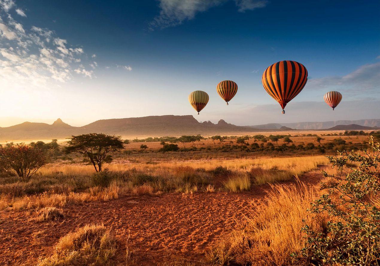 Heißluftballons über der Savanne auf einer unvergesslichen Tansania Safari