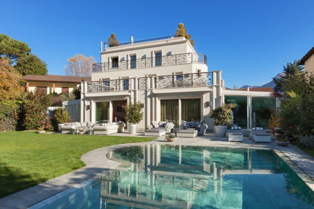 Moderne Villa mit Pool | Rückwand Dusche