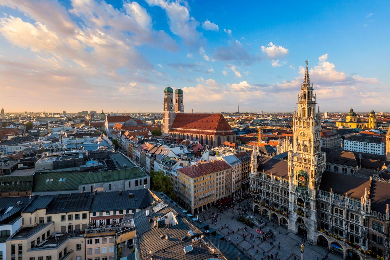 Luftaufnahme vom Marienplatz in Muenchen bei Sonnenuntergang – beliebtes Ziel bei einer Klassenfahrt Muenchen