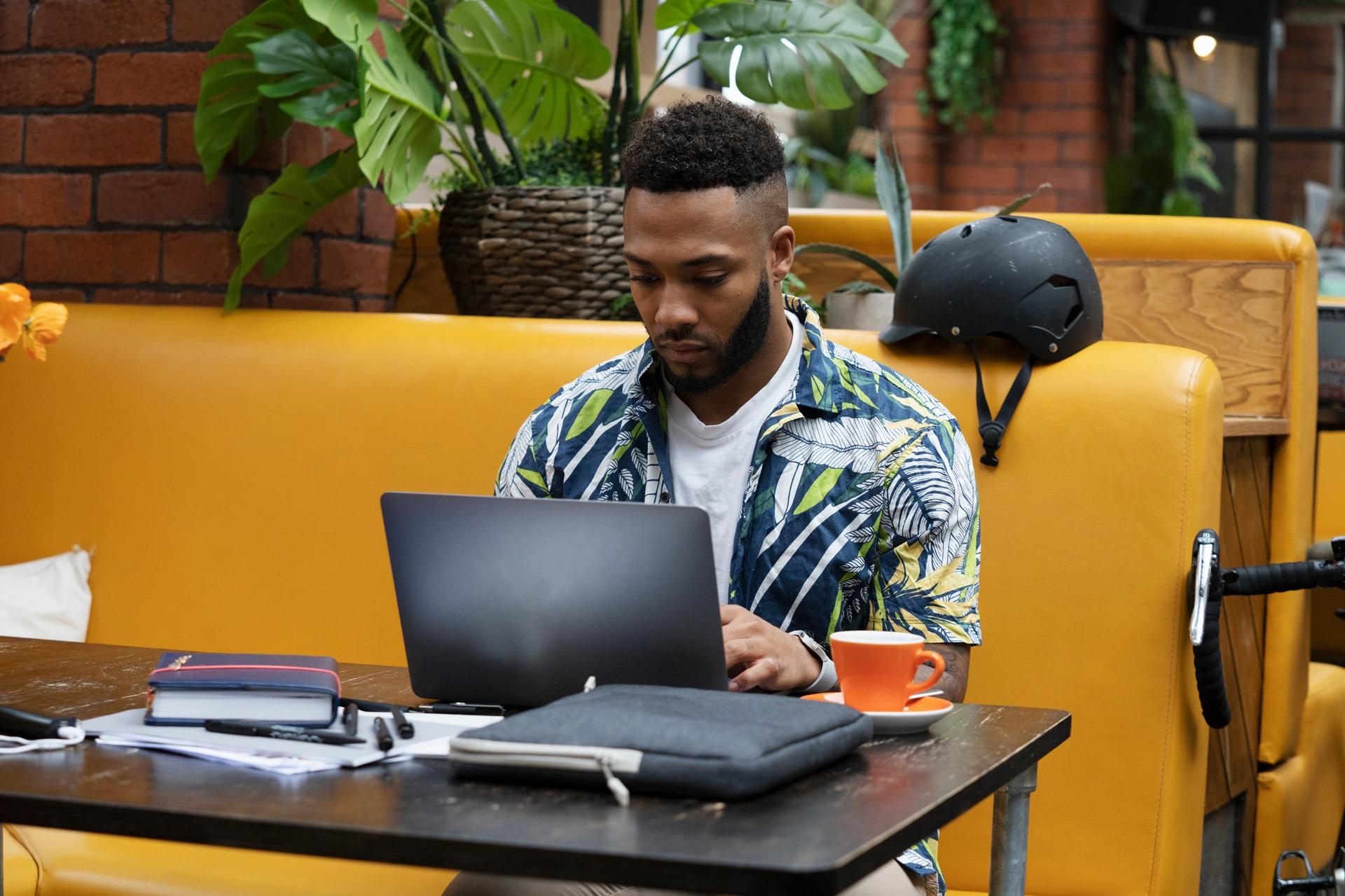 Fokusarbeit im Café mit Laptop | Amazon Agentur

