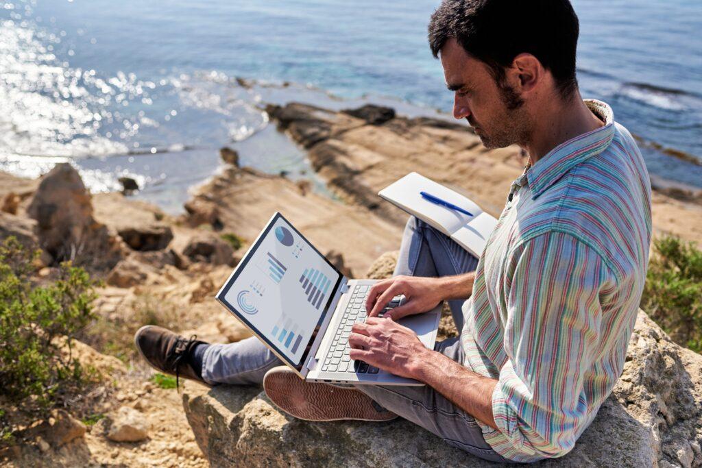 Arbeiten am Laptop in freier Natur | Amazon Agentur