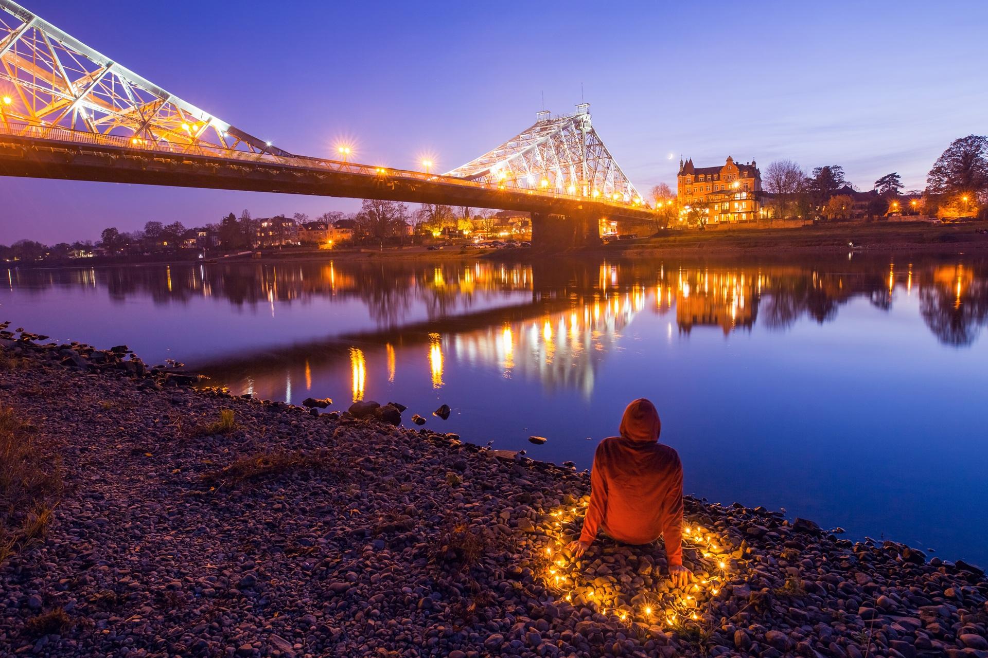 Lichter spiegeln sich in der Elbe | Escort Dresden

