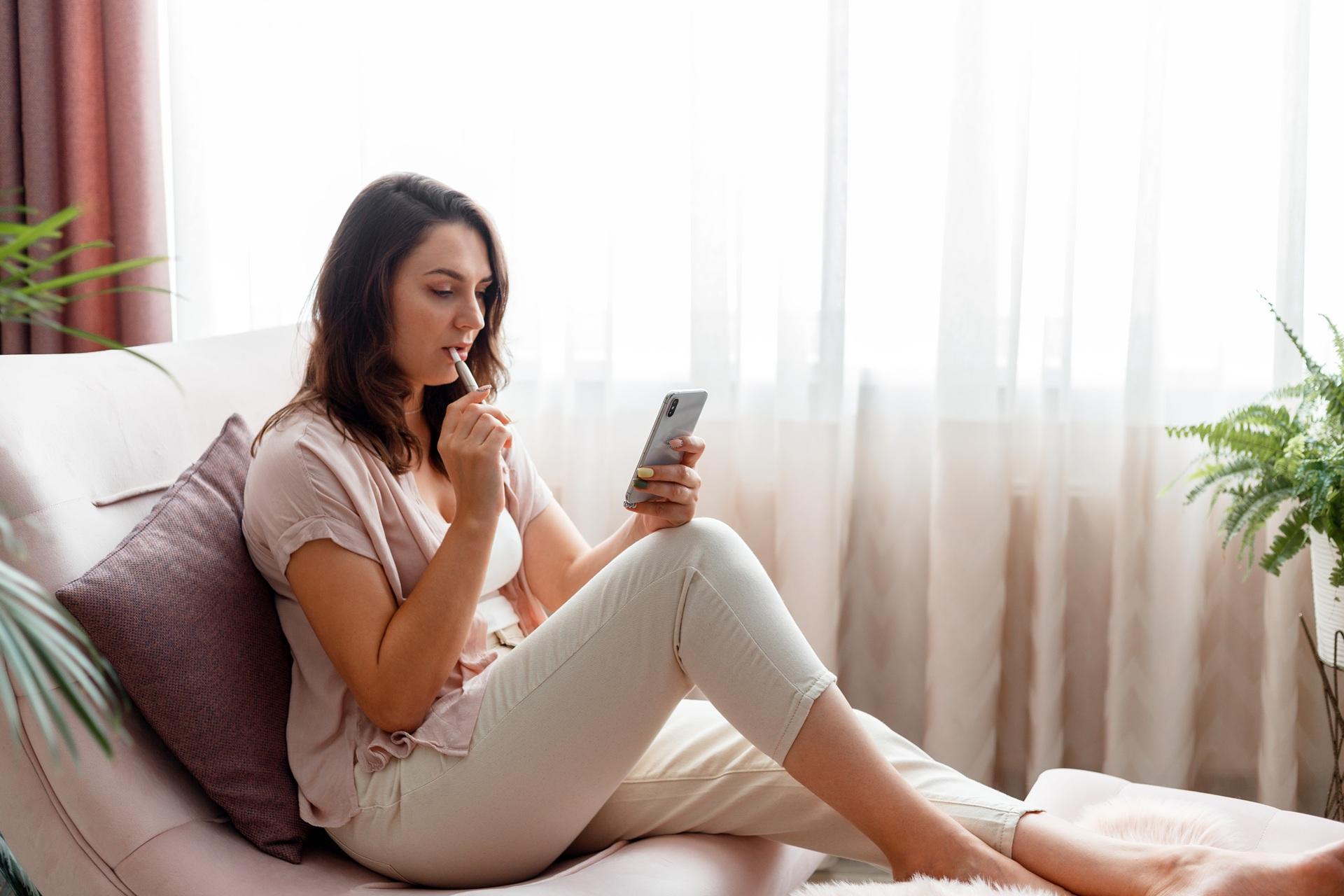 Frau dampft entspannt im Hotelzimmer | Elf Bar Vape