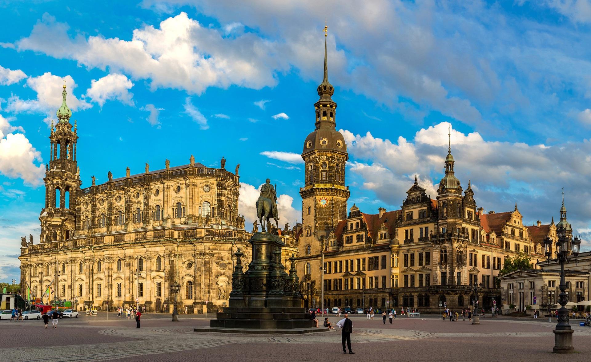 Barocke Architektur mit Denkmal | Escort Dresden

