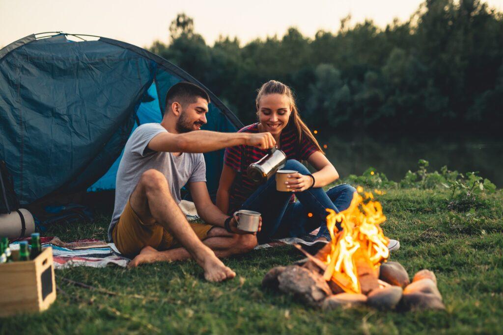Lagerfeuer mit Paar und Zelt am Seeufer | Petroleum Heizung Camping