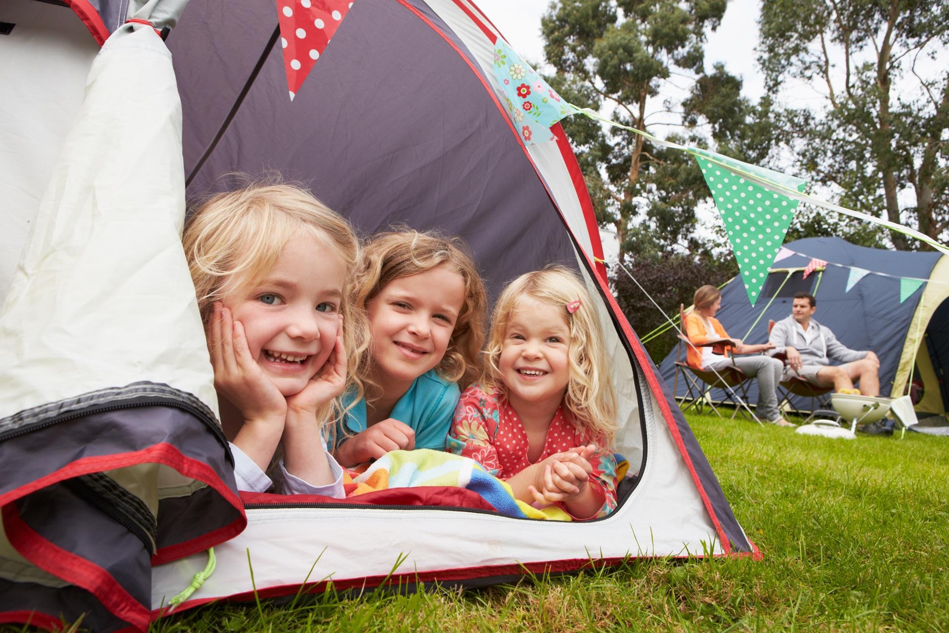 Kinder spielen im Familienzelt beim Campen | Petroleum Heizung Camping 