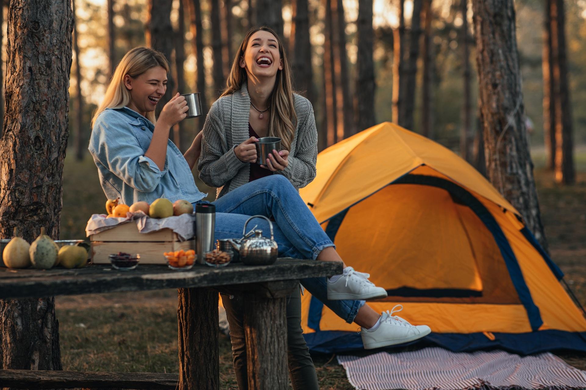 Frühstück im Waldcamp mit Zelt und Tisch | Petroleum Heizung Camping 