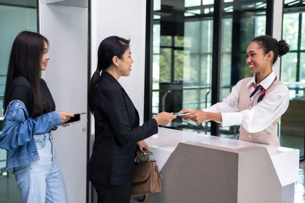 Zwei Reisende beim Check-in am Flughafen, ideale Ergaenzung zum Valet Parking Frankfurt fuer einen reibungslosen Reisebeginn