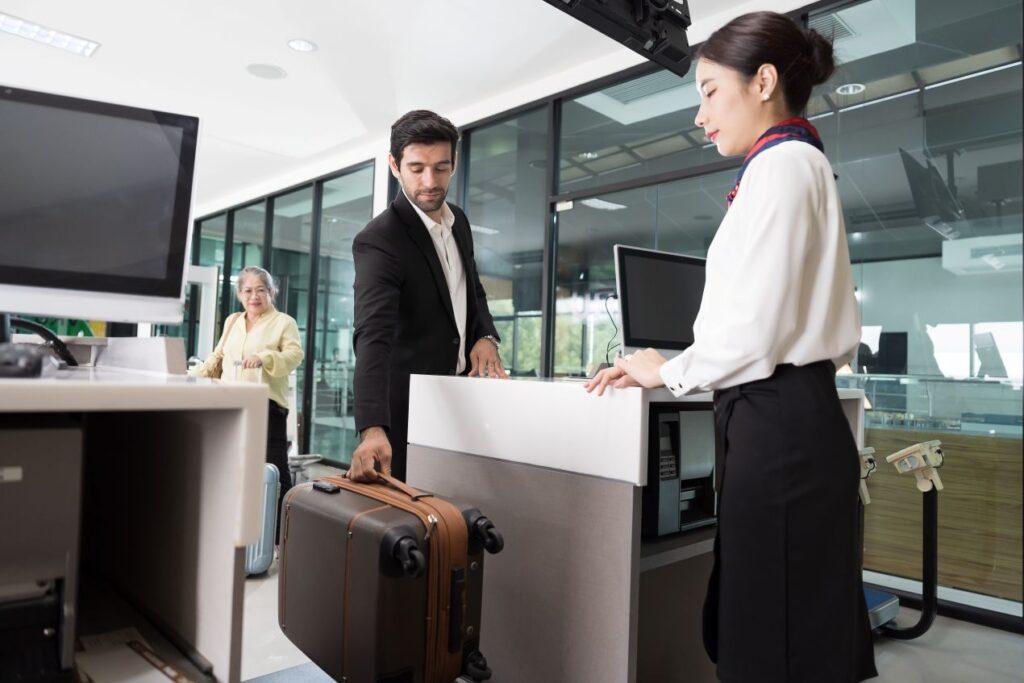 Mann beim Einchecken am Flughafen, kombiniert mit Valet Parking Frankfurt fuer maximale Zeitersparnis und Komfort