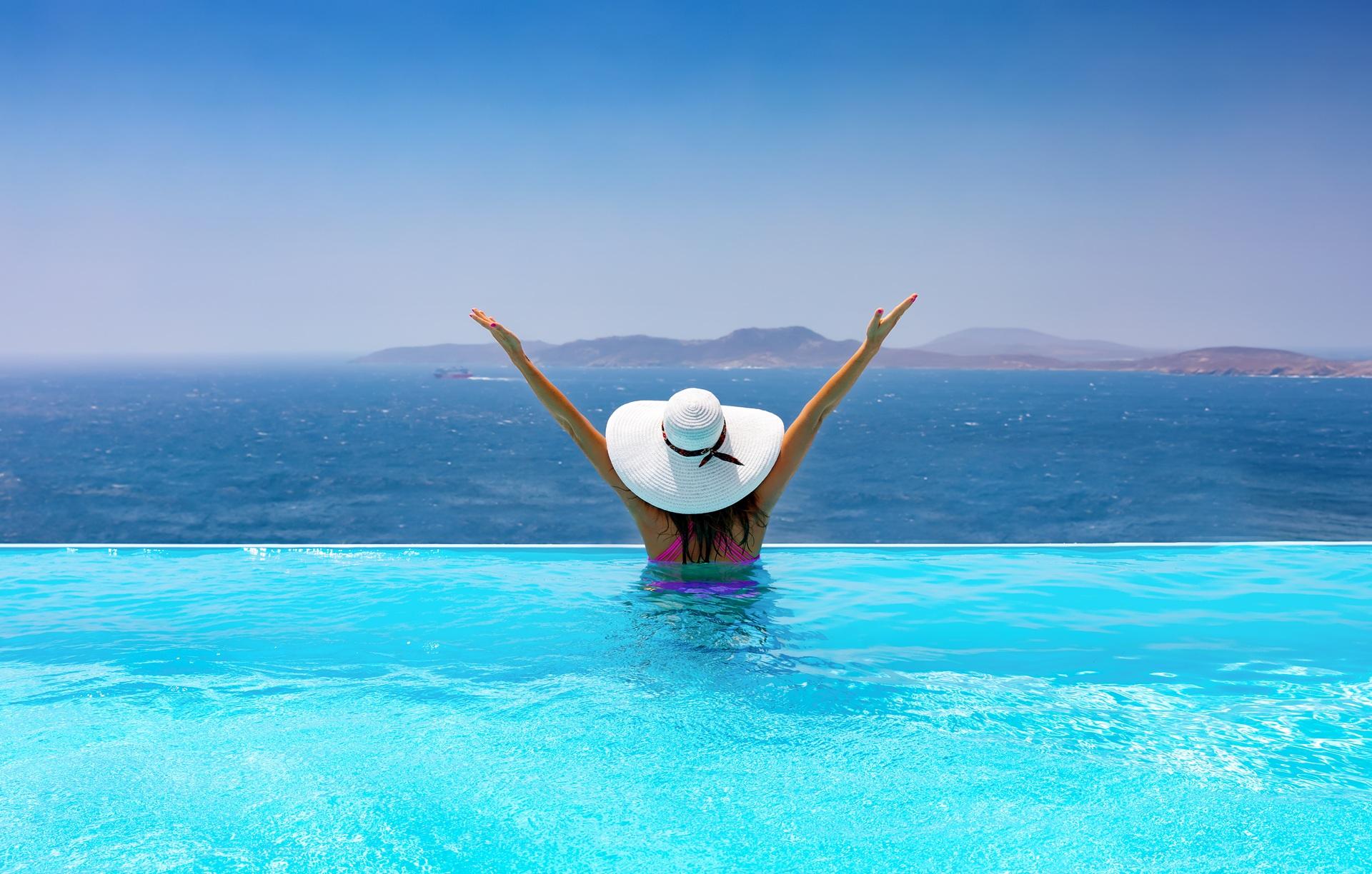 Frau im Infinitypool mit Meerblick | Strand Aktivitäten