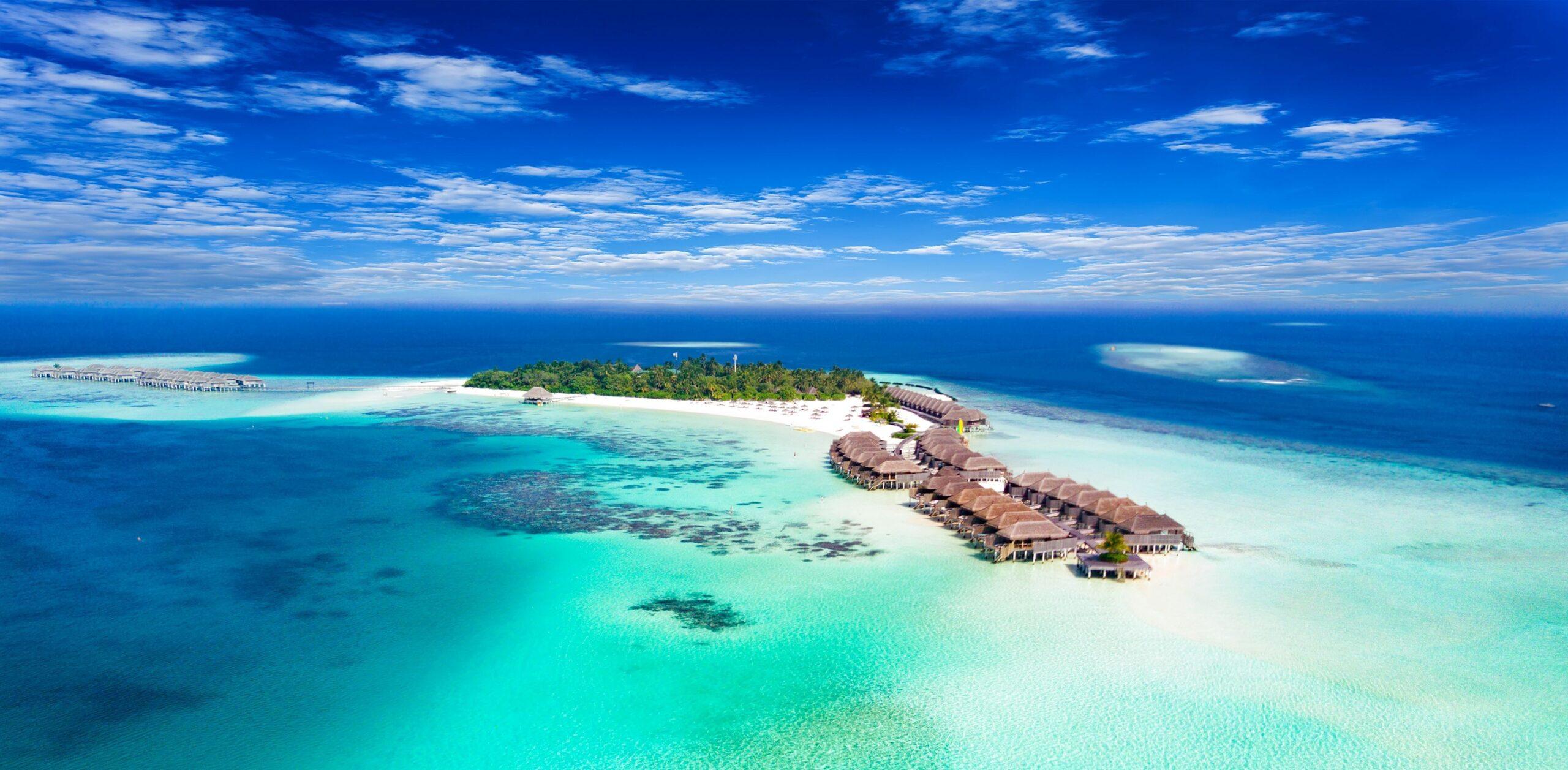 Panorama einer Insel auf den Malediven im Süd Ari Atoll mit türkisem Wasser 