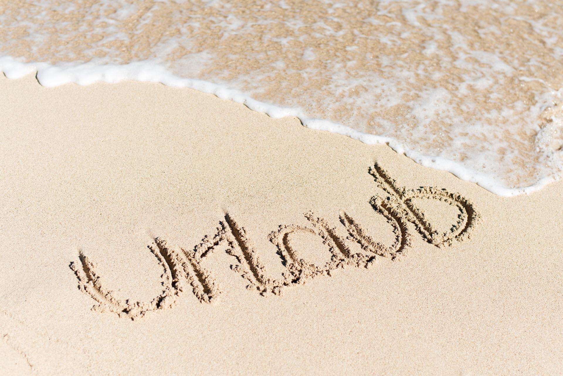 Wort Urlaub im Sand mit sanften Wellen | Sardinien Ferienhaus Pool