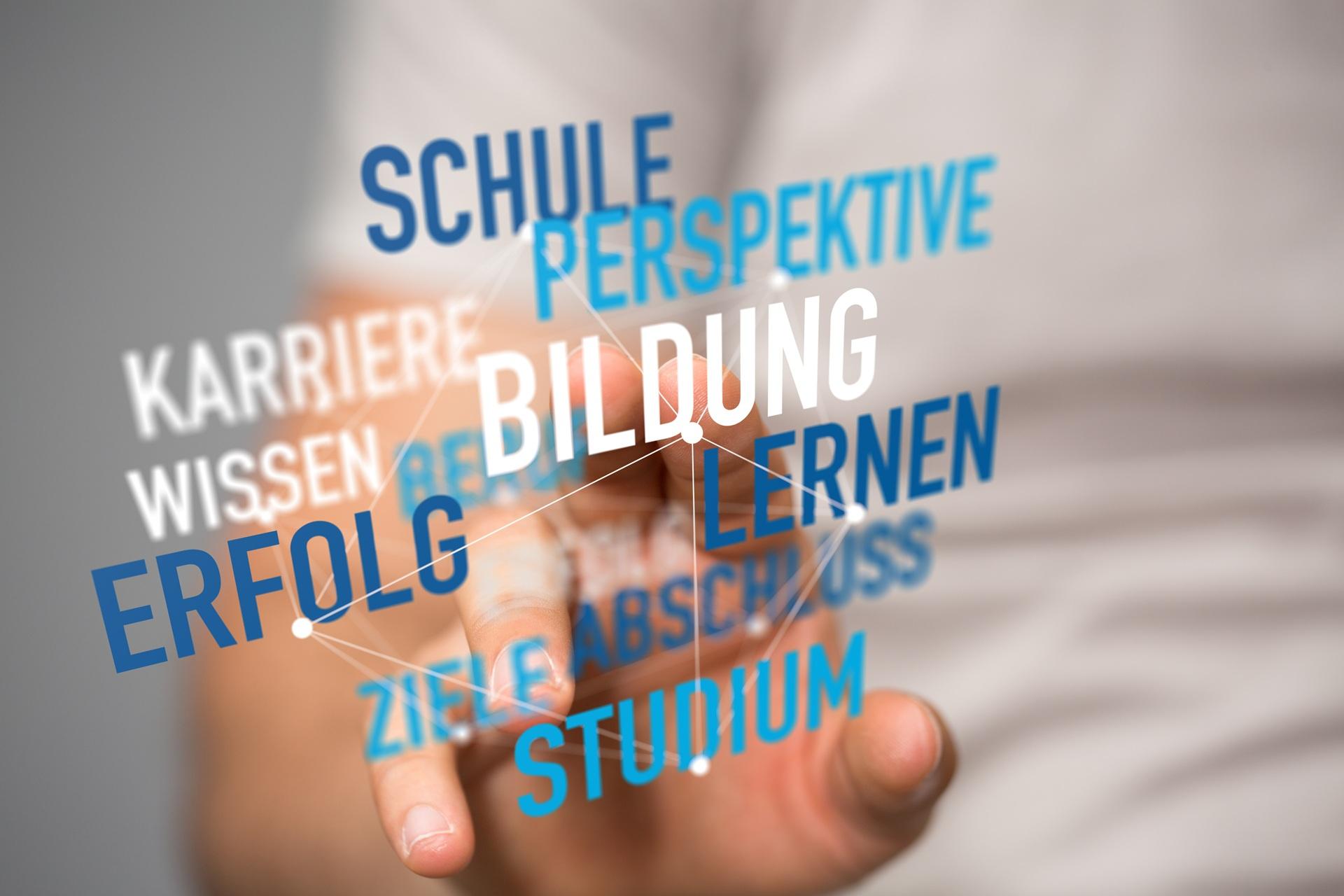 Hand tippt auf Wolke aus Bildungsbegriffen | beste Privatschule Berlin